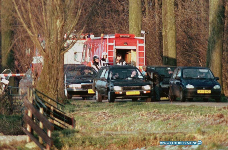 98112203.jpg - WFA :NOORDELOOS:2 VOUDIGE MOORD:22-11-1998:OP EN AFGELEGEN WEGTJE IN DE BUURT VAN NOORDELOOS IN DE ALBLASSERWAARD WERDT VANMORGEN DE 2 STOFFELIJKE OVERSCHOTEN VAN MENSEN IN EEN SLOOT AAN GETROFFEN .DE POLITIE STEELDE EEN UITGEBREIDT ONDER ZOEK IN . FOTO DE LIJKAUTO'S VERVOERDEN DE BEIDE SLACHTOFFERS AF.Deze digitale foto blijft eigendom van FOTOPERSBURO BUSINK. Wij hanteren de voorwaarden van het N.V.F. en N.V.J. Gebruik van deze foto impliceert dat u bekend bent  en akkoord gaat met deze voorwaarden bij publicatie.EB/ETIENNE BUSINK