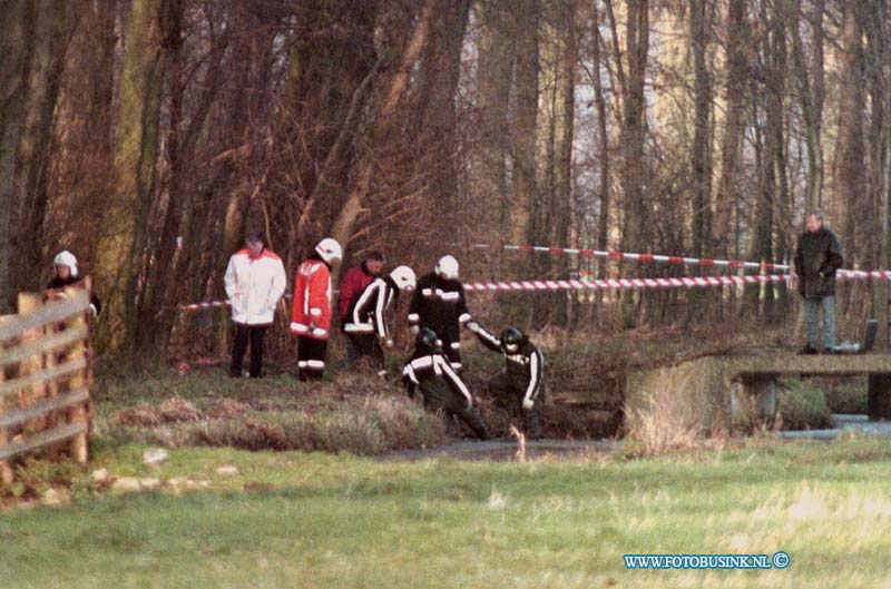 98112204.jpg - WFA :NOORDELOOS:2 VOUDIGE MOORD:22-11-1998:OP EN AFGELEGEN WEGTJE IN DE BUURT VAN NOORDELOOS IN DE ALBLASSERWAARD WERDT VANMORGEN DE 2 STOFFELIJKE OVERSCHOTEN VAN MENSEN IN EEN SLOOT AAN GETROFFEN .DE POLITIE STEELDE EEN UITGEBREIDT ONDER ZOEK IN . FOTO  BRANDWEER LEIDEN HALEN DE SLACHTOFFERS UIT DE BEVROREN SLOOT IN HET MIDDEN ZIET U DE HAND VAN 1 VAN DE SLACHTOFFERS.Deze digitale foto blijft eigendom van FOTOPERSBURO BUSINK. Wij hanteren de voorwaarden van het N.V.F. en N.V.J. Gebruik van deze foto impliceert dat u bekend bent  en akkoord gaat met deze voorwaarden bij publicatie.EB/ETIENNE BUSINK