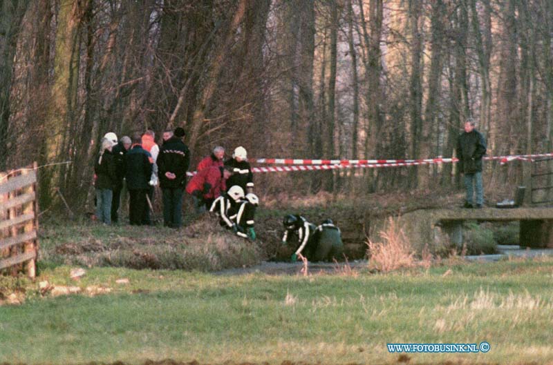 98112205.jpg - WFA :NOORDELOOS:2 VOUDIGE MOORD:22-11-1998:OP EN AFGELEGEN WEGTJE IN DE BUURT VAN NOORDELOOS IN DE ALBLASSERWAARD WERDT VANMORGEN DE 2 STOFFELIJKE OVERSCHOTEN VAN MENSEN IN EEN SLOOT AAN GETROFFEN .DE POLITIE STEELDE EEN UITGEBREIDT ONDER ZOEK IN . FOTO  BRANDWEER LEIDEN HALEN DE SLACHTOFFERS UIT DE BEVROREN SLOOT IN HET MIDDEN ZIET U DE HAND VAN 1 VAN DE SLACHTOFFERS.Deze digitale foto blijft eigendom van FOTOPERSBURO BUSINK. Wij hanteren de voorwaarden van het N.V.F. en N.V.J. Gebruik van deze foto impliceert dat u bekend bent  en akkoord gaat met deze voorwaarden bij publicatie.EB/ETIENNE BUSINK