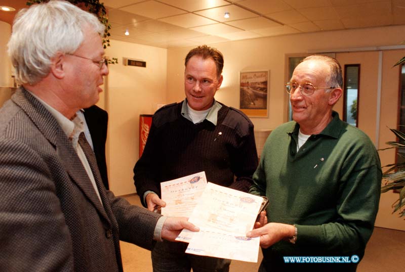 98112601.jpg - DE DORDTENAAR :GORINCHEM:26-11-1998:61 CHAUFFEURS KRIJGEN DIPLOMA CERTIFICAAT VEILLIG RIJDGEDRAG IN HET GEMEENTEHUIS Deze digitale foto blijft eigendom van FOTOPERSBURO BUSINK. Wij hanteren de voorwaarden van het N.V.F. en N.V.J. Gebruik van deze foto impliceert dat u bekend bent  en akkoord gaat met deze voorwaarden bij publicatie.EB/ETIENNE BUSINK