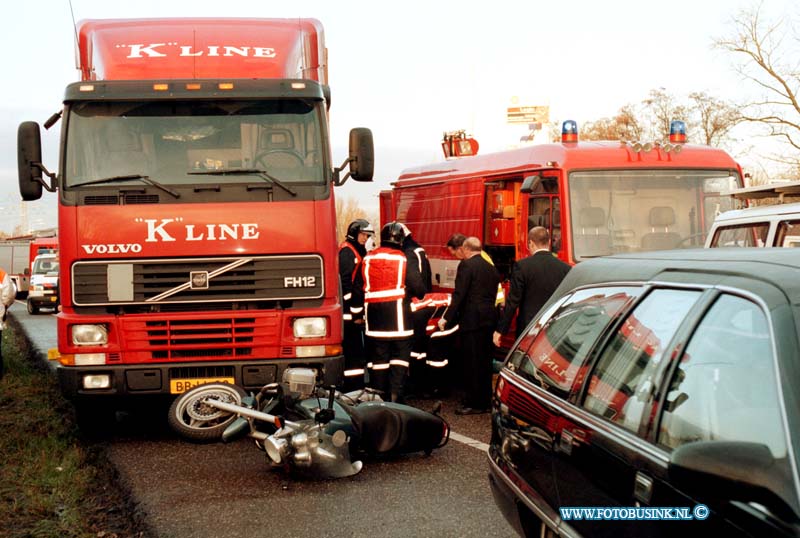 98112701.jpg - DE DORDTENAAR :sliedrecht:27-11-1998:BIJ EEN ONGEVAL OP DE RW A 15 T/H VAN DE AFSLAG SLIEDRECHT  OVERLEED EEN MOTORRIJDER VAN 49 JAAR AF KOMSTIG UIT DORDT DOOR DAT EEN BESTUURDER VAN EEN PERSONENAUTO UITWIJKTE NAAR DE RECHTER RIJBAAN EN ZO DE MOTORFIETS RAAKTE DEZE KWAM TE VAL EN BELANDE ONDER DE VRACHTWAGEN DE BESTUURDER VAN DE MOTORFIETS WAS OP SLAG DOOD.Deze digitale foto blijft eigendom van FOTOPERSBURO BUSINK. Wij hanteren de voorwaarden van het N.V.F. en N.V.J. Gebruik van deze foto impliceert dat u bekend bent  en akkoord gaat met deze voorwaarden bij publicatie.EB/ETIENNE BUSINK