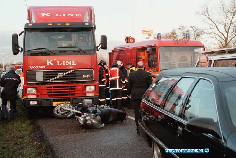 98112702.jpg - WFA :sliedrecht:27-11-1998:BIJ EEN ONGEVAL OP DE RW A 15 T/H VAN DE AFSLAG SLIEDRECHT  OVERLEED EEN MOTORRIJDER VAN 49 JAAR AF KOMSTIG UIT DORDT DOOR DAT EEN BESTUURDER VAN EEN PERSONENAUTO UITWIJKTE NAAR DE RECHTER RIJBAAN EN ZO DE MOTORFIETS RAAKTE DEZE KWAM TE VAL EN BELANDE ONDER DE VRACHTWAGEN DE BESTUURDER VAN DE MOTORFIETS WAS OP SLAG DOOD.Deze digitale foto blijft eigendom van FOTOPERSBURO BUSINK. Wij hanteren de voorwaarden van het N.V.F. en N.V.J. Gebruik van deze foto impliceert dat u bekend bent  en akkoord gaat met deze voorwaarden bij publicatie.EB/ETIENNE BUSINK