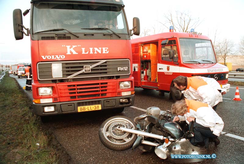 98112703.jpg - DE DORDTENAAR :sliedrecht:27-11-1998:BIJ EEN ONGEVAL OP DE RW A 15 T/H VAN DE AFSLAG SLIEDRECHT  OVERLEED EEN MOTORRIJDER VAN 49 JAAR AF KOMSTIG UIT DORDT DOOR DAT EEN BESTUURDER VAN EEN PERSONENAUTO UITWIJKTE NAAR DE RECHTER RIJBAAN EN ZO DE MOTORFIETS RAAKTE DEZE KWAM TE VAL EN BELANDE ONDER DE VRACHTWAGEN DE BESTUURDER VAN DE MOTORFIETS WAS OP SLAG DOOD.Deze digitale foto blijft eigendom van FOTOPERSBURO BUSINK. Wij hanteren de voorwaarden van het N.V.F. en N.V.J. Gebruik van deze foto impliceert dat u bekend bent  en akkoord gaat met deze voorwaarden bij publicatie.EB/ETIENNE BUSINK