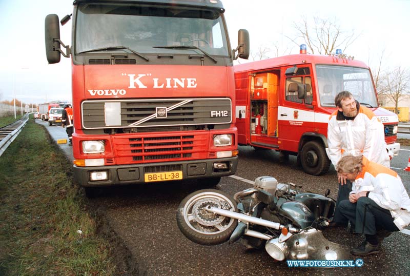 98112704.jpg - W.F.A.:sliedrecht:27-11-1998:BIJ EEN ONGEVAL OP DE RW A 15 T/H VAN DE AFSLAG SLIEDRECHT  OVERLEED EEN MOTORRIJDER VAN 49 JAAR AF KOMSTIG UIT DORDT DOOR DAT EEN BESTUURDER VAN EEN PERSONENAUTO UITWIJKTE NAAR DE RECHTER RIJBAAN EN ZO DE MOTORFIETS RAAKTE DEZE KWAM TE VAL EN BELANDE ONDER DE VRACHTWAGEN DE BESTUURDER VAN DE MOTORFIETS WAS OP SLAG DOOD.Deze digitale foto blijft eigendom van FOTOPERSBURO BUSINK. Wij hanteren de voorwaarden van het N.V.F. en N.V.J. Gebruik van deze foto impliceert dat u bekend bent  en akkoord gaat met deze voorwaarden bij publicatie.EB/ETIENNE BUSINK