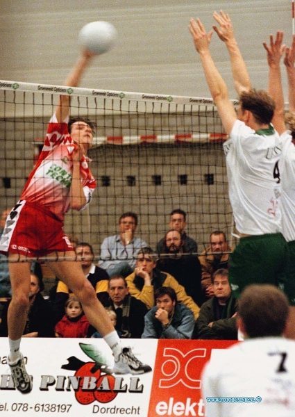 98112901.jpg - DE DORDTENAAR SPORT :DORDRECHT:29-11-1998:SPORTHAL DE DIJK ZAALVOLLEYBAL CONTROLE T /EKSPALVO-LYCURGUSDeze digitale foto blijft eigendom van FOTOPERSBURO BUSINK. Wij hanteren de voorwaarden van het N.V.F. en N.V.J. Gebruik van deze foto impliceert dat u bekend bent  en akkoord gaat met deze voorwaarden bij publicatie.EB/ETIENNE BUSINK