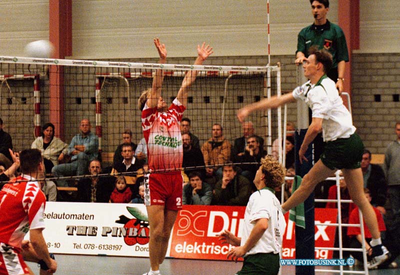 98112902.jpg - DE DORDTENAAR SPORT :DORDRECHT:29-11-1998:SPORTHAL DE DIJK ZAALVOLLEYBAL CONTROLE T /EKSPALVO-LYCURGUSDeze digitale foto blijft eigendom van FOTOPERSBURO BUSINK. Wij hanteren de voorwaarden van het N.V.F. en N.V.J. Gebruik van deze foto impliceert dat u bekend bent  en akkoord gaat met deze voorwaarden bij publicatie.EB/ETIENNE BUSINK