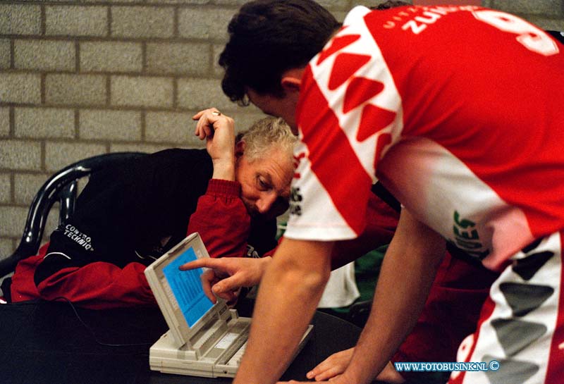 98112903.jpg - DE DORDTENAAR SPORT :DORDRECHT:29-11-1998:SPORTHAL DE DIJK ZAALVOLLEYBAL CONTROLE T /EKSPALVO-LYCURGUSDeze digitale foto blijft eigendom van FOTOPERSBURO BUSINK. Wij hanteren de voorwaarden van het N.V.F. en N.V.J. Gebruik van deze foto impliceert dat u bekend bent  en akkoord gaat met deze voorwaarden bij publicatie.EB/ETIENNE BUSINK