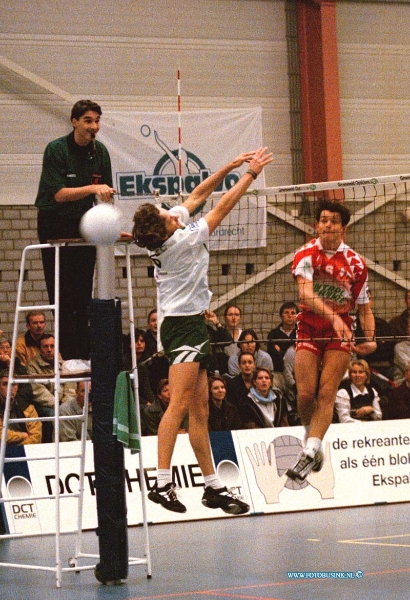 98112904.jpg - DE DORDTENAAR SPORT :DORDRECHT:29-11-1998:SPORTHAL DE DIJK ZAALVOLLEYBAL CONTROLE T /EKSPALVO-LYCURGUSDeze digitale foto blijft eigendom van FOTOPERSBURO BUSINK. Wij hanteren de voorwaarden van het N.V.F. en N.V.J. Gebruik van deze foto impliceert dat u bekend bent  en akkoord gaat met deze voorwaarden bij publicatie.EB/ETIENNE BUSINK