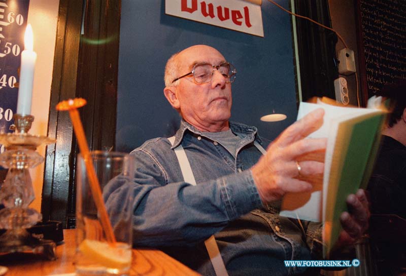 98112905.jpg - DE DORDTENAAR :DORDRECHT:29-11-1998:CAFE DE VRIJHEID NOORDENDIJK 12 DICHTERSCAFE VOOR EEN ZONDAGMIDDAGDeze digitale foto blijft eigendom van FOTOPERSBURO BUSINK. Wij hanteren de voorwaarden van het N.V.F. en N.V.J. Gebruik van deze foto impliceert dat u bekend bent  en akkoord gaat met deze voorwaarden bij publicatie.EB/ETIENNE BUSINK