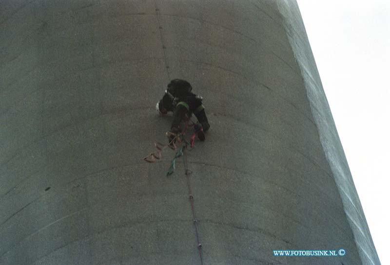 98112907.jpg - DE DORDTENAAR :DORDRECHT:29-11-1998:BAANHOEKWEG BEKLIMMEN VAN DE SCHOORSTEEN VAN DE OUDE EZH CENTRALE DOOR 2 ALPINSTENDeze digitale foto blijft eigendom van FOTOPERSBURO BUSINK. Wij hanteren de voorwaarden van het N.V.F. en N.V.J. Gebruik van deze foto impliceert dat u bekend bent  en akkoord gaat met deze voorwaarden bij publicatie.EB/ETIENNE BUSINK