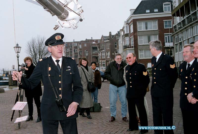 98120211.jpg - BRANDWEER Z.H.Z. :DORDRECHT:02-12-1998:UITRIJKING CD BRANDWEER MANNENKOOR GROOT HOOFD DORDRECHT AAN BURGERMEESTER NOORLANDDeze digitale foto blijft eigendom van FOTOPERSBURO BUSINK. Wij hanteren de voorwaarden van het N.V.F. en N.V.J. Gebruik van deze foto impliceert dat u bekend bent  en akkoord gaat met deze voorwaarden bij publicatie.EB/ETIENNE BUSINK