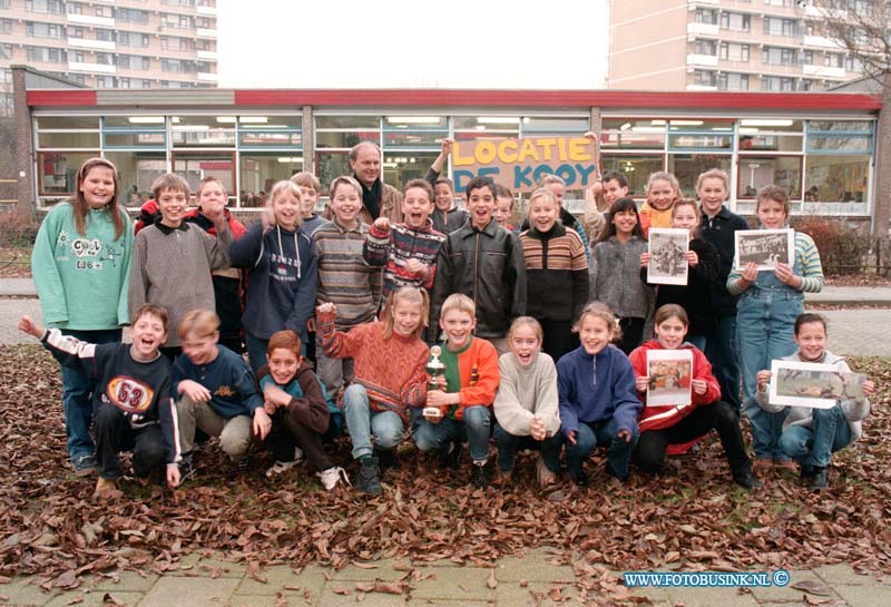 98120302.jpg - DE DORDTENAAR :PAPENDRECHT:03-12-1998:SCHOORWEGSCHOOLL DE KONTWILG WINAARS VAN DE BESTE KRANTEN FOTO DOOR SCHOOLJEUGT UITGEZOCHT WINEDEFOTO VAN BUSINK MITZ INZAMMELING DOOR SCHOOLJEUGT.Deze digitale foto blijft eigendom van FOTOPERSBURO BUSINK. Wij hanteren de voorwaarden van het N.V.F. en N.V.J. Gebruik van deze foto impliceert dat u bekend bent  en akkoord gaat met deze voorwaarden bij publicatie.EB/ETIENNE BUSINK