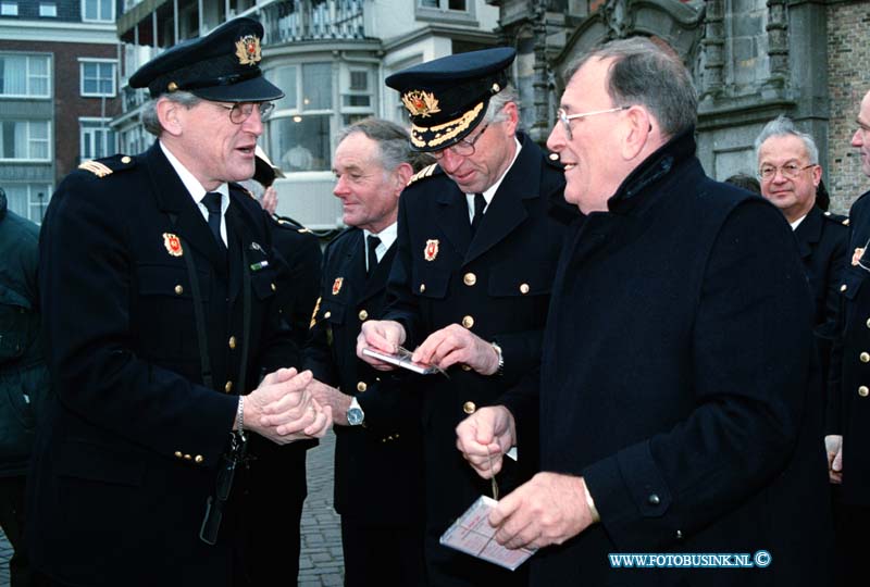 98120310.jpg - BRANDWEER Z.H.Z. :DORDRECHT:02-12-1998:UITRIJKING CD BRANDWEER MANNENKOOR GROOT HOOFD DORDRECHT AAN BURGERMEESTER NOORLANDDeze digitale foto blijft eigendom van FOTOPERSBURO BUSINK. Wij hanteren de voorwaarden van het N.V.F. en N.V.J. Gebruik van deze foto impliceert dat u bekend bent  en akkoord gaat met deze voorwaarden bij publicatie.EB/ETIENNE BUSINK