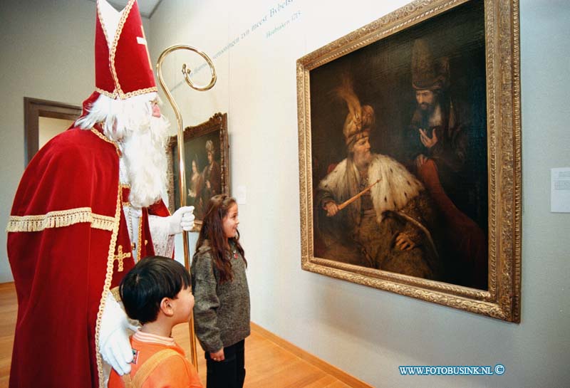 98120401.jpg - DE DORDTENAAR :DORDRECHT:04-12-1998:SINTERKLAAS BEZOEK HET DORDRECHTSE MUSEUM EN VERRAST DE KINDEREN DAAR MET UITLEG OVER DE KUNT DIE ER HANGT.Deze digitale foto blijft eigendom van FOTOPERSBURO BUSINK. Wij hanteren de voorwaarden van het N.V.F. en N.V.J. Gebruik van deze foto impliceert dat u bekend bent  en akkoord gaat met deze voorwaarden bij publicatie.EB/ETIENNE BUSINK