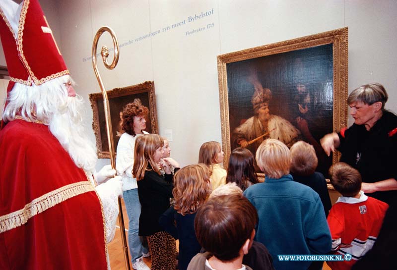 98120402.jpg - DE DORDTENAAR :DORDRECHT:04-12-1998:SINTERKLAAS BEZOEK HET DORDRECHTSE MUSEUM EN VERRAST DE KINDEREN DAAR MET UITLEG OVER DE KUNT DIE ER HANGT.Deze digitale foto blijft eigendom van FOTOPERSBURO BUSINK. Wij hanteren de voorwaarden van het N.V.F. en N.V.J. Gebruik van deze foto impliceert dat u bekend bent  en akkoord gaat met deze voorwaarden bij publicatie.EB/ETIENNE BUSINK