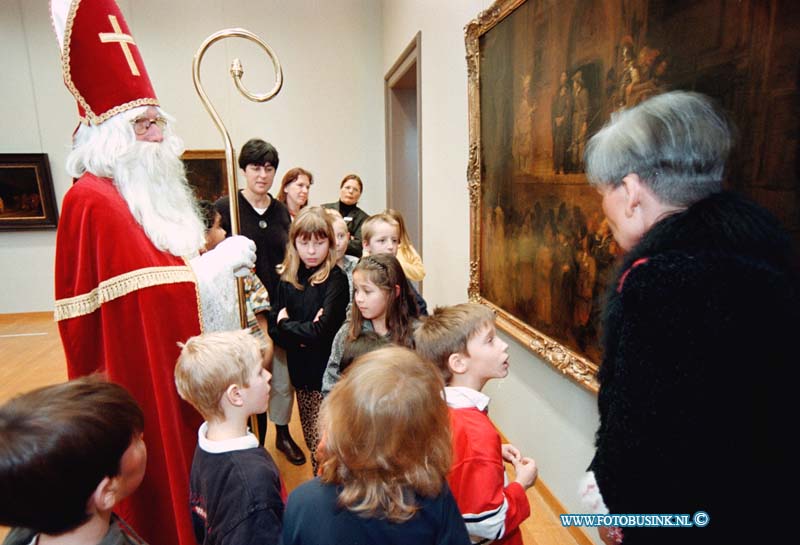 98120403.jpg - DE DORDTENAAR :DORDRECHT:04-12-1998:SINTERKLAAS BEZOEK HET DORDRECHTSE MUSEUM EN VERRAST DE KINDEREN DAAR MET UITLEG OVER DE KUNT DIE ER HANGT.Deze digitale foto blijft eigendom van FOTOPERSBURO BUSINK. Wij hanteren de voorwaarden van het N.V.F. en N.V.J. Gebruik van deze foto impliceert dat u bekend bent  en akkoord gaat met deze voorwaarden bij publicatie.EB/ETIENNE BUSINK