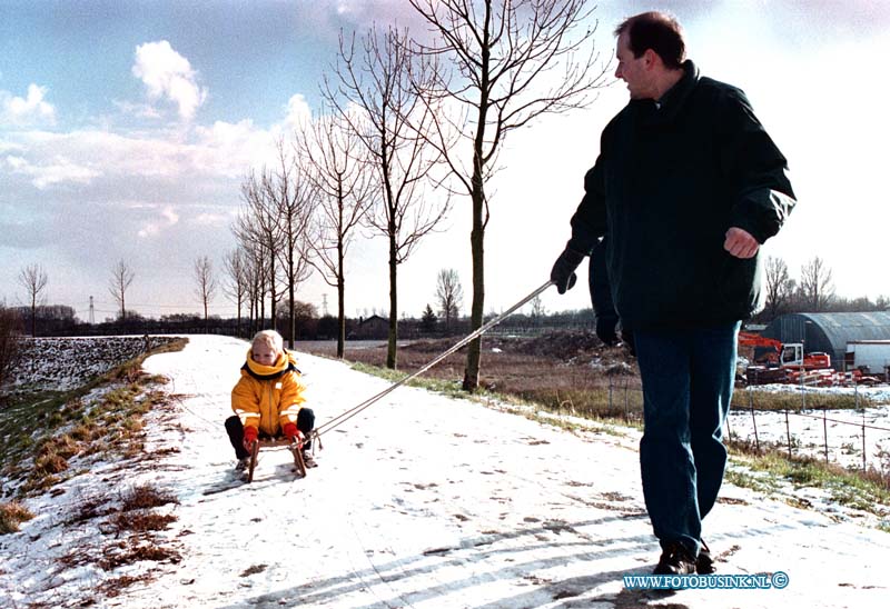 98120603.jpg - DE DORDTENAAR :DORDRECHT:06-12-1998:PA EN ZOON HEBBEN SNEEUW PRET OP DE ZUIDENDIJK IN DORDRECHT T/H STADSPOLDERS OP DE ZONDAG NA SINTERKLAAS.Deze digitale foto blijft eigendom van FOTOPERSBURO BUSINK. Wij hanteren de voorwaarden van het N.V.F. en N.V.J. Gebruik van deze foto impliceert dat u bekend bent  en akkoord gaat met deze voorwaarden bij publicatie.EB/ETIENNE BUSINK