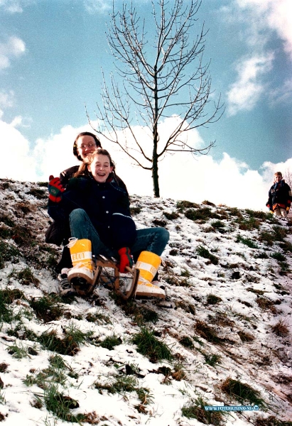 98120604.jpg - DE DORDTENAAR :DORDRECHT:06-12-1998:PA EN ZOON HEBBEN SNEEUW PRET OP DE ZUIDENDIJK IN DORDRECHT T/H STADSPOLDERS OP DE ZONDAG NA SINTERKLAAS.Deze digitale foto blijft eigendom van FOTOPERSBURO BUSINK. Wij hanteren de voorwaarden van het N.V.F. en N.V.J. Gebruik van deze foto impliceert dat u bekend bent  en akkoord gaat met deze voorwaarden bij publicatie.EB/ETIENNE BUSINK