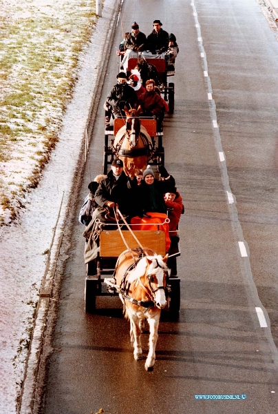 98120605.jpg - DE DORDTENAAR :DORDRECHT:06-12-1998:PAARDERIT DOOR DORDRECHT MET VERSTANDELIJK GEHANDICEPTE.Deze digitale foto blijft eigendom van FOTOPERSBURO BUSINK. Wij hanteren de voorwaarden van het N.V.F. en N.V.J. Gebruik van deze foto impliceert dat u bekend bent  en akkoord gaat met deze voorwaarden bij publicatie.EB/ETIENNE BUSINK