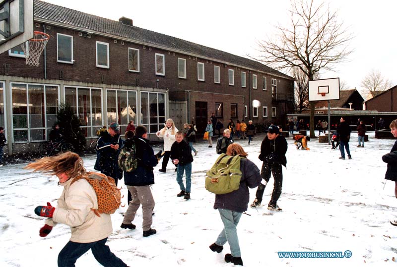 98120701.jpg - DE DORDTENAAR :S'GRAVENDEEL:07-12-1998:DR BOSSERSTRAAT WORDT DE WILLEM DE ZWIJGERSCHOOL BINNEN KORT GESLOOPT EN NIEUWE BOUW NEERGEZETDeze digitale foto blijft eigendom van FOTOPERSBURO BUSINK. Wij hanteren de voorwaarden van het N.V.F. en N.V.J. Gebruik van deze foto impliceert dat u bekend bent  en akkoord gaat met deze voorwaarden bij publicatie.EB/ETIENNE BUSINK