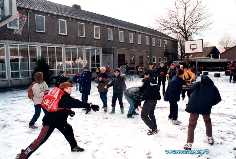 98120702.jpg - DE DORDTENAAR :S'GRAVENDEEL:07-12-1998:DR BOSSERSTRAAT WORDT DE WILLEM DE ZWIJGERSCHOOL BINNEN KORT GESLOOPT EN NIEUWE BOUW NEERGEZETDeze digitale foto blijft eigendom van FOTOPERSBURO BUSINK. Wij hanteren de voorwaarden van het N.V.F. en N.V.J. Gebruik van deze foto impliceert dat u bekend bent  en akkoord gaat met deze voorwaarden bij publicatie.EB/ETIENNE BUSINK