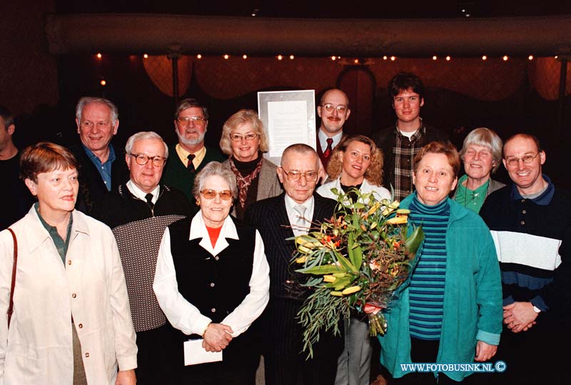 98120704.jpg - DE DORDTENAAR :dordrecht:07-12-1998:DE WINNAARS VAN DE VRIJWILLIGERSPRIJS DORDRECHT 1998 IN HET KUNSTMIN.Deze digitale foto blijft eigendom van FOTOPERSBURO BUSINK. Wij hanteren de voorwaarden van het N.V.F. en N.V.J. Gebruik van deze foto impliceert dat u bekend bent  en akkoord gaat met deze voorwaarden bij publicatie.EB/ETIENNE BUSINK