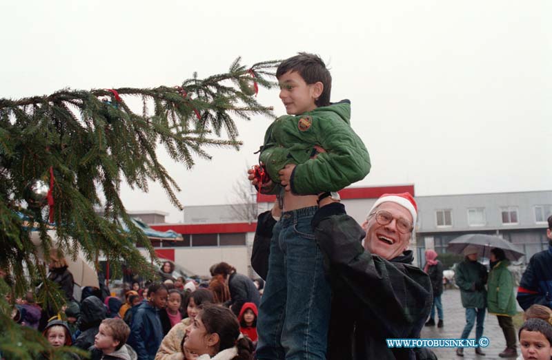 98120902.jpg - DE DORDTENAAR :DORDRECHT:09-12-1998:GROOTSE KERSTBOOM IN KRISPIJNSE SPEELTUIN MARISPLEIN.200 LEERLINGEN  VAN SCHOLEN UIT DE BUURT.Deze digitale foto blijft eigendom van FOTOPERSBURO BUSINK. Wij hanteren de voorwaarden van het N.V.F. en N.V.J. Gebruik van deze foto impliceert dat u bekend bent  en akkoord gaat met deze voorwaarden bij publicatie.EB/ETIENNE BUSINK