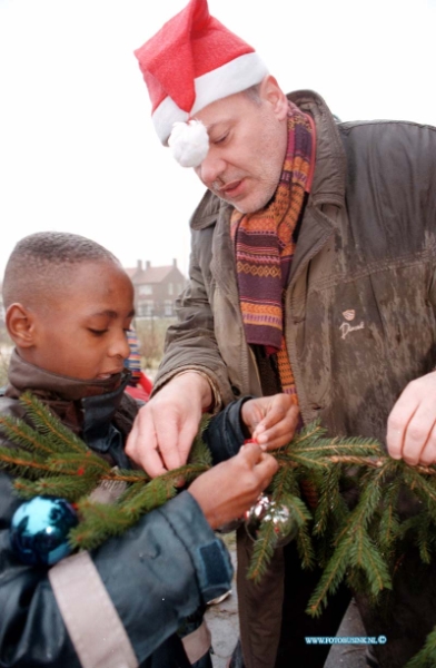 98120903.jpg - DE DORDTENAAR :DORDRECHT:09-12-1998:GROOTSE KERSTBOOM IN KRISPIJNSE SPEELTUIN MARISPLEIN.200 LEERLINGEN  VAN SCHOLEN UIT DE BUURT.Deze digitale foto blijft eigendom van FOTOPERSBURO BUSINK. Wij hanteren de voorwaarden van het N.V.F. en N.V.J. Gebruik van deze foto impliceert dat u bekend bent  en akkoord gaat met deze voorwaarden bij publicatie.EB/ETIENNE BUSINK