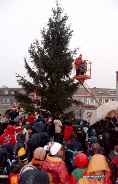 98120904.jpg - DE DORDTENAAR :DORDRECHT:09-12-1998:GROOTSE KERSTBOOM IN KRISPIJNSE SPEELTUIN MARISPLEIN.200 LEERLINGEN  VAN SCHOLEN UIT DE BUURT.Deze digitale foto blijft eigendom van FOTOPERSBURO BUSINK. Wij hanteren de voorwaarden van het N.V.F. en N.V.J. Gebruik van deze foto impliceert dat u bekend bent  en akkoord gaat met deze voorwaarden bij publicatie.EB/ETIENNE BUSINK