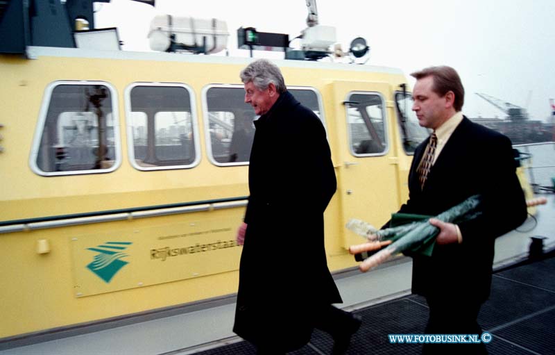 98120910.jpg - SCHUTTEVAAR :DORDRECHT:09-12-1998:MINISTER PREIDENT DHR KOK AAN BOOT VAN DE RWS 17 VAN RIJKSWATERSTRAAT DUIVISEILAND DORDRECHTDeze digitale foto blijft eigendom van FOTOPERSBURO BUSINK. Wij hanteren de voorwaarden van het N.V.F. en N.V.J. Gebruik van deze foto impliceert dat u bekend bent  en akkoord gaat met deze voorwaarden bij publicatie.EB/ETIENNE BUSINK