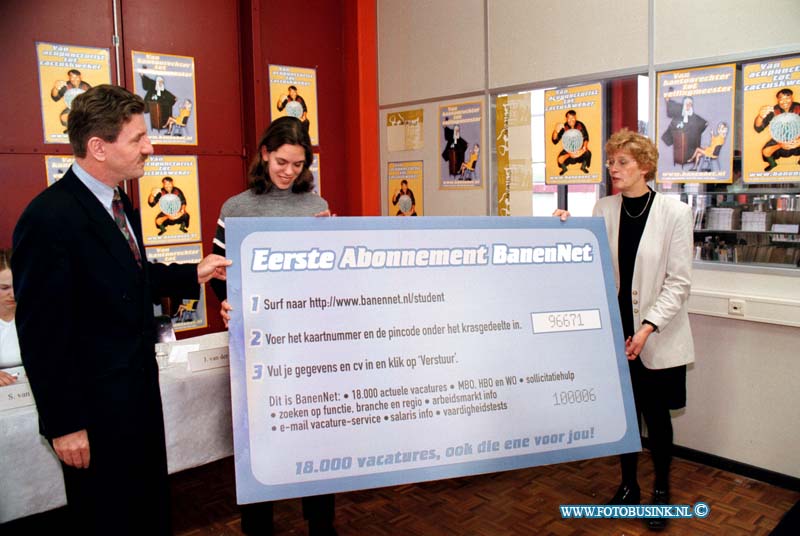 98120911.jpg - DE WEEK VAN BUS :dordrecht:09-12-1998:DA VINCI COLLEGE AAN DE ORANJELAAN HET EERTSE INSCHRIVENDE LEERLING VOOR DE BANNENNET ABONNEMENT VIA SCHOOL.Deze digitale foto blijft eigendom van FOTOPERSBURO BUSINK. Wij hanteren de voorwaarden van het N.V.F. en N.V.J. Gebruik van deze foto impliceert dat u bekend bent  en akkoord gaat met deze voorwaarden bij publicatie.EB/ETIENNE BUSINK