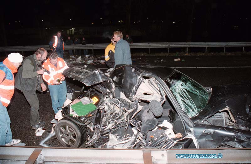 98121001.jpg - WFA :RW A 15 GORINCHEM:ONGEVAL:10-12-1998:DE BESTUURDERS VAN DEZE WRAKEN PROBEREN HUN WAARDE SPULLEN ER UIT TE HALEN NADAT EEN VRACHTWAGEN WAAR VAN DE CRUSECONTROL BLEEF HANGEN IN REED  OP EEN STILSTAANDE FILE OP DE RW A15 T/H VERKEERSPLEIN GORINCHEM ER RAAKTE 3 MENSNE GEWOND EN DE RIJKSWEG WAS UREN VOOR AL HET VERKEER AFGELSLOTEN.Deze digitale foto blijft eigendom van FOTOPERSBURO BUSINK. Wij hanteren de voorwaarden van het N.V.F. en N.V.J. Gebruik van deze foto impliceert dat u bekend bent  en akkoord gaat met deze voorwaarden bij publicatie.EB/ETIENNE BUSINK