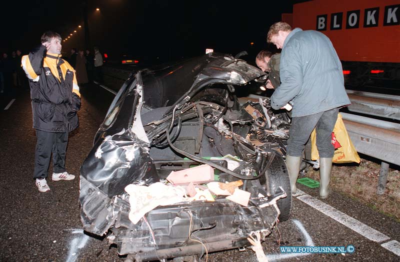 98121002.jpg - WFA :RW A 15 GORINCHEM:ONGEVAL:10-12-1998:DE BESTUURDERS VAN DEZE WRAKEN PROBEREN HUN WAARDE SPULLEN ER UIT TE HALEN NADAT EEN VRACHTWAGEN WAAR VAN DE CRUSECONTROL BLEEF HANGEN IN REED  OP EEN STILSTAANDE FILE OP DE RW A15 T/H VERKEERSPLEIN GORINCHEM ER RAAKTE 3 MENSNE GEWOND EN DE RIJKSWEG WAS UREN VOOR AL HET VERKEER AFGELSLOTEN.Deze digitale foto blijft eigendom van FOTOPERSBURO BUSINK. Wij hanteren de voorwaarden van het N.V.F. en N.V.J. Gebruik van deze foto impliceert dat u bekend bent  en akkoord gaat met deze voorwaarden bij publicatie.EB/ETIENNE BUSINK