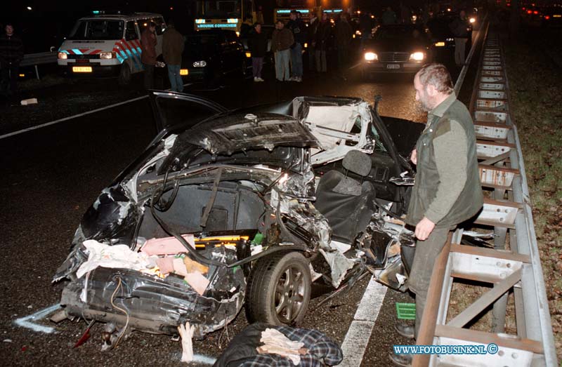 98121003.jpg - WFA :RW A 15 GORINCHEM:ONGEVAL:10-12-1998:DE BESTUURDERS VAN DEZE WRAKEN PROBEREN HUN WAARDE SPULLEN ER UIT TE HALEN NADAT EEN VRACHTWAGEN WAAR VAN DE CRUSECONTROL BLEEF HANGEN IN REED  OP EEN STILSTAANDE FILE OP DE RW A15 T/H VERKEERSPLEIN GORINCHEM ER RAAKTE 3 MENSNE GEWOND EN DE RIJKSWEG WAS UREN VOOR AL HET VERKEER AFGELSLOTEN.Deze digitale foto blijft eigendom van FOTOPERSBURO BUSINK. Wij hanteren de voorwaarden van het N.V.F. en N.V.J. Gebruik van deze foto impliceert dat u bekend bent  en akkoord gaat met deze voorwaarden bij publicatie.EB/ETIENNE BUSINK