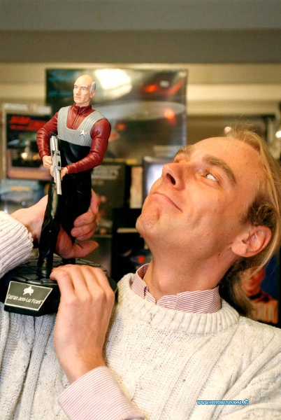 98121013.jpg - DE DORDTENAAR :DORDRECHT:10-12-1998:STARTREK FAN'S OP DE FOTO VOORSTRAAT 432.Deze digitale foto blijft eigendom van FOTOPERSBURO BUSINK. Wij hanteren de voorwaarden van het N.V.F. en N.V.J. Gebruik van deze foto impliceert dat u bekend bent  en akkoord gaat met deze voorwaarden bij publicatie.EB/ETIENNE BUSINK