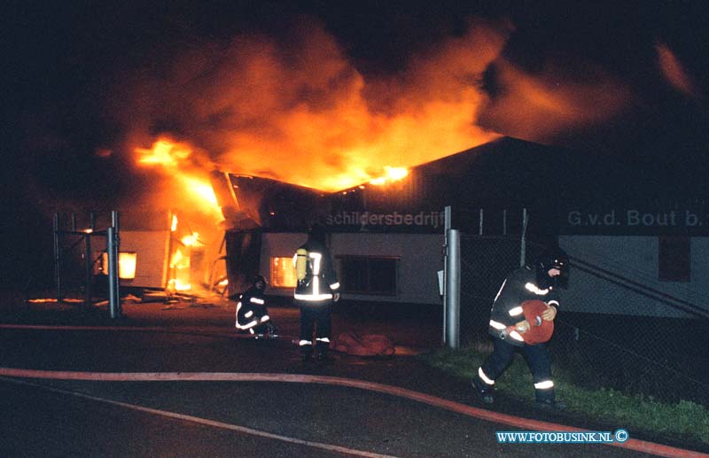 98121203.jpg - HET ROTTERDAMS DAGBLAD :BOVENHARDINGSVELD :12-12-1998: MILJOENEN BRAND BIJ RIOOL INSPEKTIE BEDRIJF EN SCHILDERSBEDRIJF OP DE RIVIERDIJK BOVENHARDINGSVELD ONGEVEER 15 VRACHTAUTO'S GINGEN IN VLAMEN OP VOOR SCHATE 3 MILJOEN GULDEN DE EIGENAAR MET ZIJN VROUW KIJKEN TROOSTELOOS TOE HOE HUN BEDRIJF VOLEDIG UITBRAND.Deze digitale foto blijft eigendom van FOTOPERSBURO BUSINK. Wij hanteren de voorwaarden van het N.V.F. en N.V.J. Gebruik van deze foto impliceert dat u bekend bent  en akkoord gaat met deze voorwaarden bij publicatie.EB/ETIENNE BUSINK