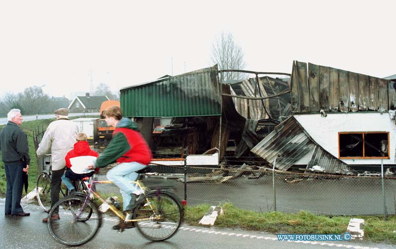 98121208.jpg - DE DORDTENMAAR :BOVENHARDINGSVELD :12-12-1998: DAGFORTO'S NA DE BRAND VAN MILJOENEN BIJ RIOOL INSPEKTIE BEDRIJF EN SCHILDERSBEDRIJF OP DE RIVIERDIJK BOVENHARDINGSVELD ONGEVEER 15 VRACHTAUTO'S GINGEN IN VLAMEN OP VOOR EEN 3 MILJOEN GULDEN  HET BEDRIJF BRANDE VOLEDIG UITDeze digitale foto blijft eigendom van FOTOPERSBURO BUSINK. Wij hanteren de voorwaarden van het N.V.F. en N.V.J. Gebruik van deze foto impliceert dat u bekend bent  en akkoord gaat met deze voorwaarden bij publicatie.EB/ETIENNE BUSINK