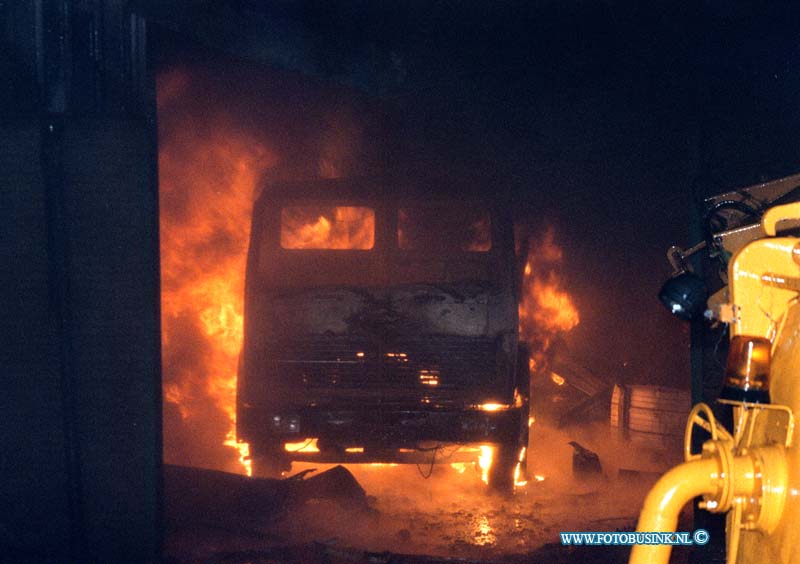 98121209.jpg - DE DORDTENAAR :BOVENHARDINGSVELD :12-12-1998: MILJOENEN BRAND BIJ RIOOL INSPEKTIE BEDRIJF EN SCHILDERSBEDRIJF OP DE RIVIERDIJK BOVENHARDINGSVELD ONGEVEER 15 VRACHTAUTO'S GINGEN IN VLAMEN OP VOOR SCHATE 3 MILJOEN GULDEN DE EIGENAAR MET ZIJN VROUW KIJKEN TROOSTELOOS TOE HOE HUN BEDRIJF VOLEDIG UITBRAND.Deze digitale foto blijft eigendom van FOTOPERSBURO BUSINK. Wij hanteren de voorwaarden van het N.V.F. en N.V.J. Gebruik van deze foto impliceert dat u bekend bent  en akkoord gaat met deze voorwaarden bij publicatie.EB/ETIENNE BUSINK