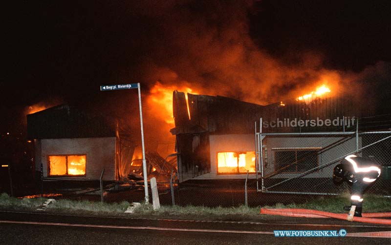 98121213.jpg - HET KOMPAS :BOVENHARDINGSVELD :12-12-1998: MILJOENEN BRAND BIJ RIOOL INSPEKTIE BEDRIJF EN SCHILDERSBEDRIJF OP DE RIVIERDIJK BOVENHARDINGSVELD ONGEVEER 15 VRACHTAUTO'S GINGEN IN VLAMEN OP VOOR EEN 3 MILJOEN GULDEN  HET BEDRIJF BRANDE VOLEDIG UITDeze digitale foto blijft eigendom van FOTOPERSBURO BUSINK. Wij hanteren de voorwaarden van het N.V.F. en N.V.J. Gebruik van deze foto impliceert dat u bekend bent  en akkoord gaat met deze voorwaarden bij publicatie.EB/ETIENNE BUSINK