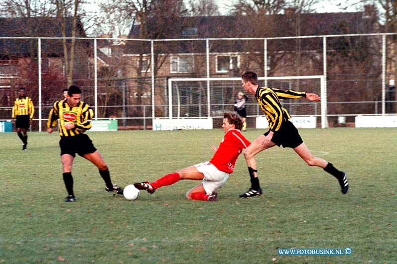 98121301.jpg - DE DORDTENAAR SPORT :PUUTERSHOEK:13-12-1998: SPORTPARK EIKENLAAN PUTTERSHOEK VOETBALWESTRIJD PUTTERSHOEK/DFCDeze digitale foto blijft eigendom van FOTOPERSBURO BUSINK. Wij hanteren de voorwaarden van het N.V.F. en N.V.J. Gebruik van deze foto impliceert dat u bekend bent  en akkoord gaat met deze voorwaarden bij publicatie.EB/ETIENNE BUSINK