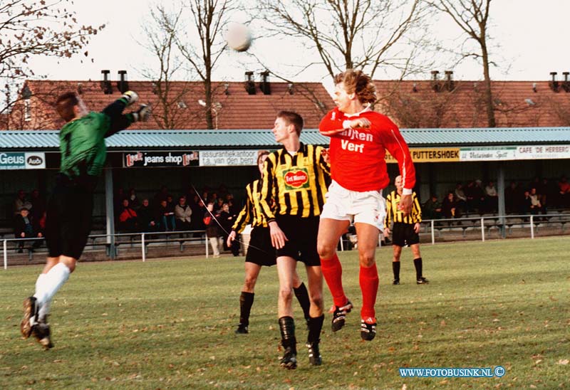 98121302.jpg - DE DORDTENAAR SPORT :PUUTERSHOEK:13-12-1998: SPORTPARK EIKENLAAN PUTTERSHOEK VOETBALWESTRIJD PUTTERSHOEK/DFCDeze digitale foto blijft eigendom van FOTOPERSBURO BUSINK. Wij hanteren de voorwaarden van het N.V.F. en N.V.J. Gebruik van deze foto impliceert dat u bekend bent  en akkoord gaat met deze voorwaarden bij publicatie.EB/ETIENNE BUSINK