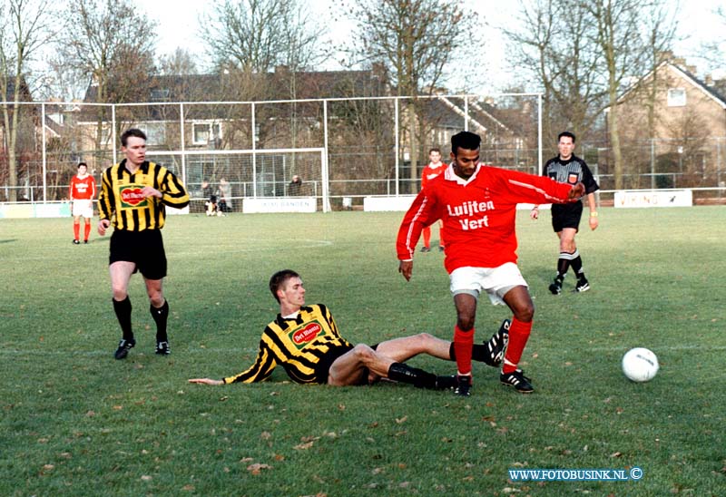 98121303.jpg - DE DORDTENAAR SPORT :PUUTERSHOEK:13-12-1998: SPORTPARK EIKENLAAN PUTTERSHOEK VOETBALWESTRIJD PUTTERSHOEK/DFCDeze digitale foto blijft eigendom van FOTOPERSBURO BUSINK. Wij hanteren de voorwaarden van het N.V.F. en N.V.J. Gebruik van deze foto impliceert dat u bekend bent  en akkoord gaat met deze voorwaarden bij publicatie.EB/ETIENNE BUSINK