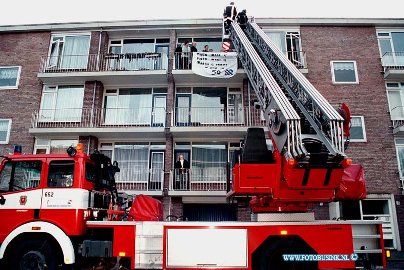 98121304.jpg - DE STEM VAN DORDT :DORDRECHT:13-12-1998:BRANDWEERMAN SINNEMA ABR KUIPERWEG 230 DORDT WORDT DOOR DODTSE BRANDWEER TOE GEZONGEN MET HOOG WERKER VOOR ZIJN 50 STE VERJAARDAG.Deze digitale foto blijft eigendom van FOTOPERSBURO BUSINK. Wij hanteren de voorwaarden van het N.V.F. en N.V.J. Gebruik van deze foto impliceert dat u bekend bent  en akkoord gaat met deze voorwaarden bij publicatie.EB/ETIENNE BUSINK