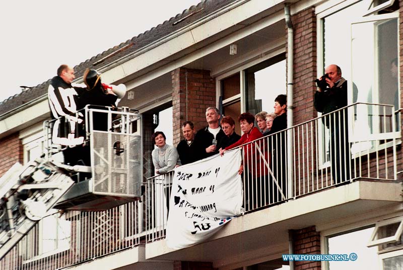 98121305.jpg - DE STEM VAN DORDT :DORDRECHT:13-12-1998:BRANDWEERMAN SINNEMA ABR KUIPERWEG 230 DORDT WORDT DOOR DODTSE BRANDWEER TOE GEZONGEN MET HOOG WERKER VOOR ZIJN 50 STE VERJAARDAG.Deze digitale foto blijft eigendom van FOTOPERSBURO BUSINK. Wij hanteren de voorwaarden van het N.V.F. en N.V.J. Gebruik van deze foto impliceert dat u bekend bent  en akkoord gaat met deze voorwaarden bij publicatie.EB/ETIENNE BUSINK