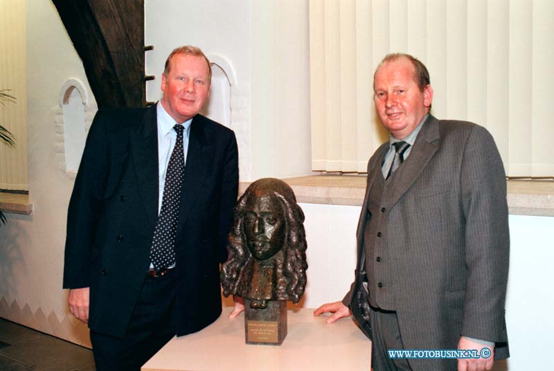 98121501.jpg - DE DORDTENAAR :DORDRECHT:15-12-1998:UITREIKING VAN DE JOHAN DE WITPRIJS AAN GN BOUW CEES MONDEN IN HET STADHUIS VAN DORDRECHTDeze digitale foto blijft eigendom van FOTOPERSBURO BUSINK. Wij hanteren de voorwaarden van het N.V.F. en N.V.J. Gebruik van deze foto impliceert dat u bekend bent  en akkoord gaat met deze voorwaarden bij publicatie.EB/ETIENNE BUSINK