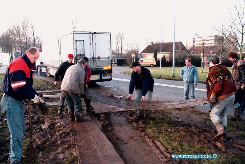 98121601.jpg - DE DORDTENAAR :DORDRECHT:16-12-1998:DE TIJGER VOOR CIRCUS ROYAL ZATEN VAST IN DE MODDER OP HET CIRCUS TERREIN AN DE PLOEGSTRAAT.Deze digitale foto blijft eigendom van FOTOPERSBURO BUSINK. Wij hanteren de voorwaarden van het N.V.F. en N.V.J. Gebruik van deze foto impliceert dat u bekend bent  en akkoord gaat met deze voorwaarden bij publicatie.EB/ETIENNE BUSINK