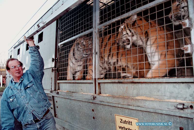 98121602.jpg - DE DORDTENAAR :DORDRECHT:16-12-1998:DE TIJGER VOOR CIRCUS ROYAL ZATEN VAST IN DE MODDER OP HET CIRCUS TERREIN AN DE PLOEGSTRAAT.Deze digitale foto blijft eigendom van FOTOPERSBURO BUSINK. Wij hanteren de voorwaarden van het N.V.F. en N.V.J. Gebruik van deze foto impliceert dat u bekend bent  en akkoord gaat met deze voorwaarden bij publicatie.EB/ETIENNE BUSINK