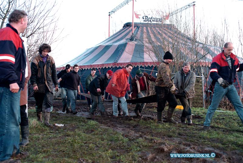 98121603.jpg - DE DORDTENAAR :DORDRECHT:16-12-1998:DE TIJGER VOOR CIRCUS ROYAL ZATEN VAST IN DE MODDER OP HET CIRCUS TERREIN AN DE PLOEGSTRAAT.Deze digitale foto blijft eigendom van FOTOPERSBURO BUSINK. Wij hanteren de voorwaarden van het N.V.F. en N.V.J. Gebruik van deze foto impliceert dat u bekend bent  en akkoord gaat met deze voorwaarden bij publicatie.EB/ETIENNE BUSINK