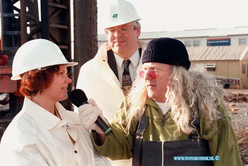 98121604.jpg - DE DORDTENAAR :DORDRECHT:16-12-1998:DUDONKERF STADSPOLDERS EERSTE PAAL GESLAGEN MUITIFUNICIONEEL CENTRUMDeze digitale foto blijft eigendom van FOTOPERSBURO BUSINK. Wij hanteren de voorwaarden van het N.V.F. en N.V.J. Gebruik van deze foto impliceert dat u bekend bent  en akkoord gaat met deze voorwaarden bij publicatie.EB/ETIENNE BUSINK