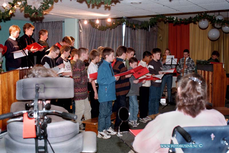 98121605.jpg - DE DORDTENAAR :GORINCHEM:16-12-1998:NONNNEVELD IN HET GEBOUW HET NIEUWE GASTHUIS VOOR HET 25 STE JAAR KERSTVIERINGDHR BOER.Deze digitale foto blijft eigendom van FOTOPERSBURO BUSINK. Wij hanteren de voorwaarden van het N.V.F. en N.V.J. Gebruik van deze foto impliceert dat u bekend bent  en akkoord gaat met deze voorwaarden bij publicatie.EB/ETIENNE BUSINK